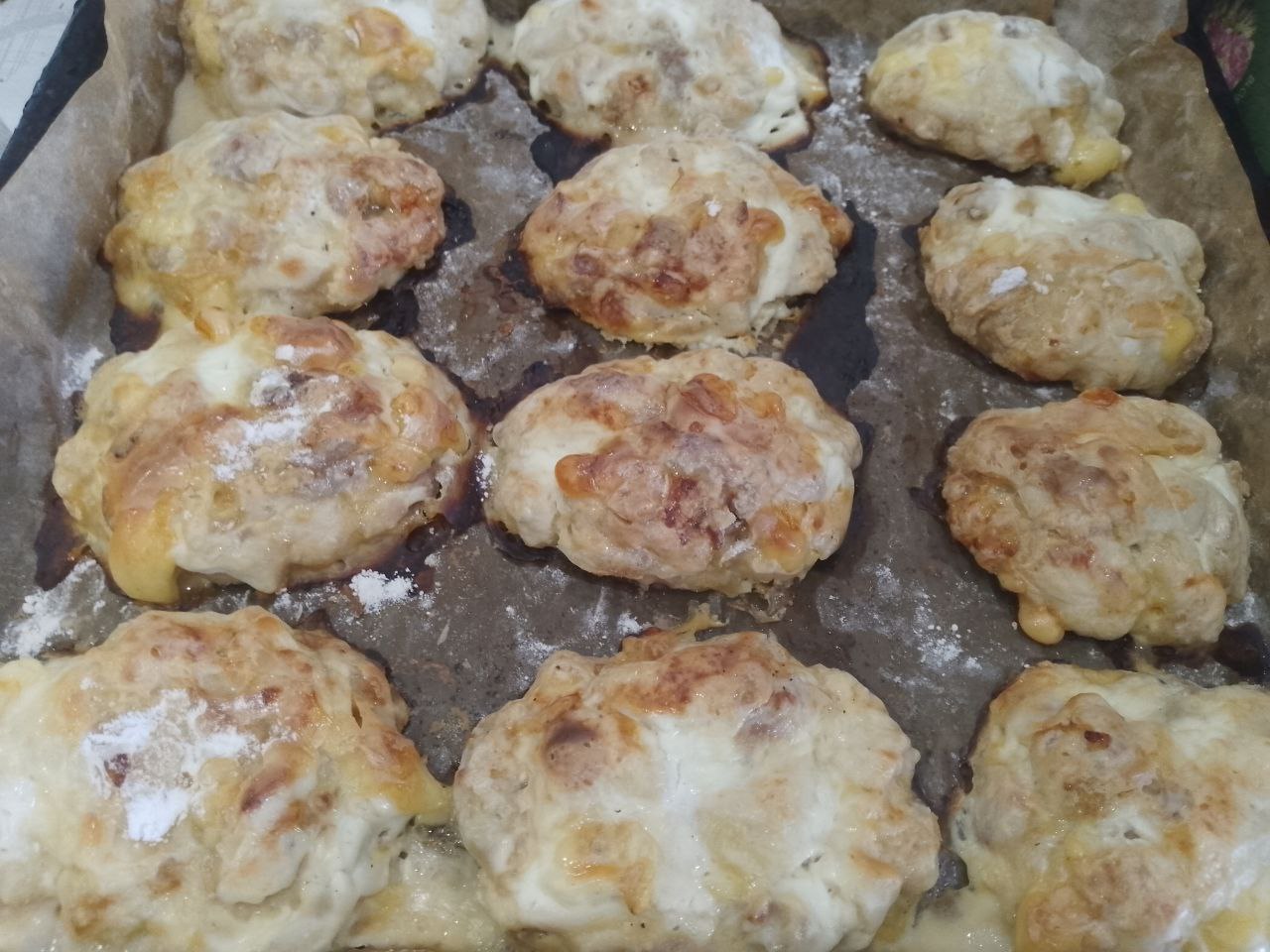 Котлеты из рубленого куриного мяса, сыра, запеченные в духовке: Духовку разогреваем до 180 С и ставим котлеты для запекания. Запекаем до золотистого цвета около 30 минут,