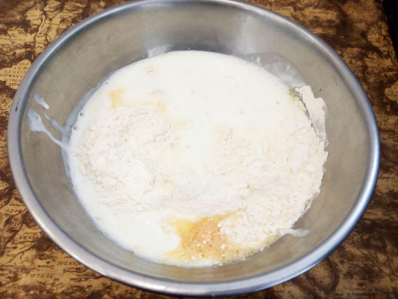 Вареники с мясом на пару: Добавляем частями муку и замешиваем мягкое и нежное тесто.