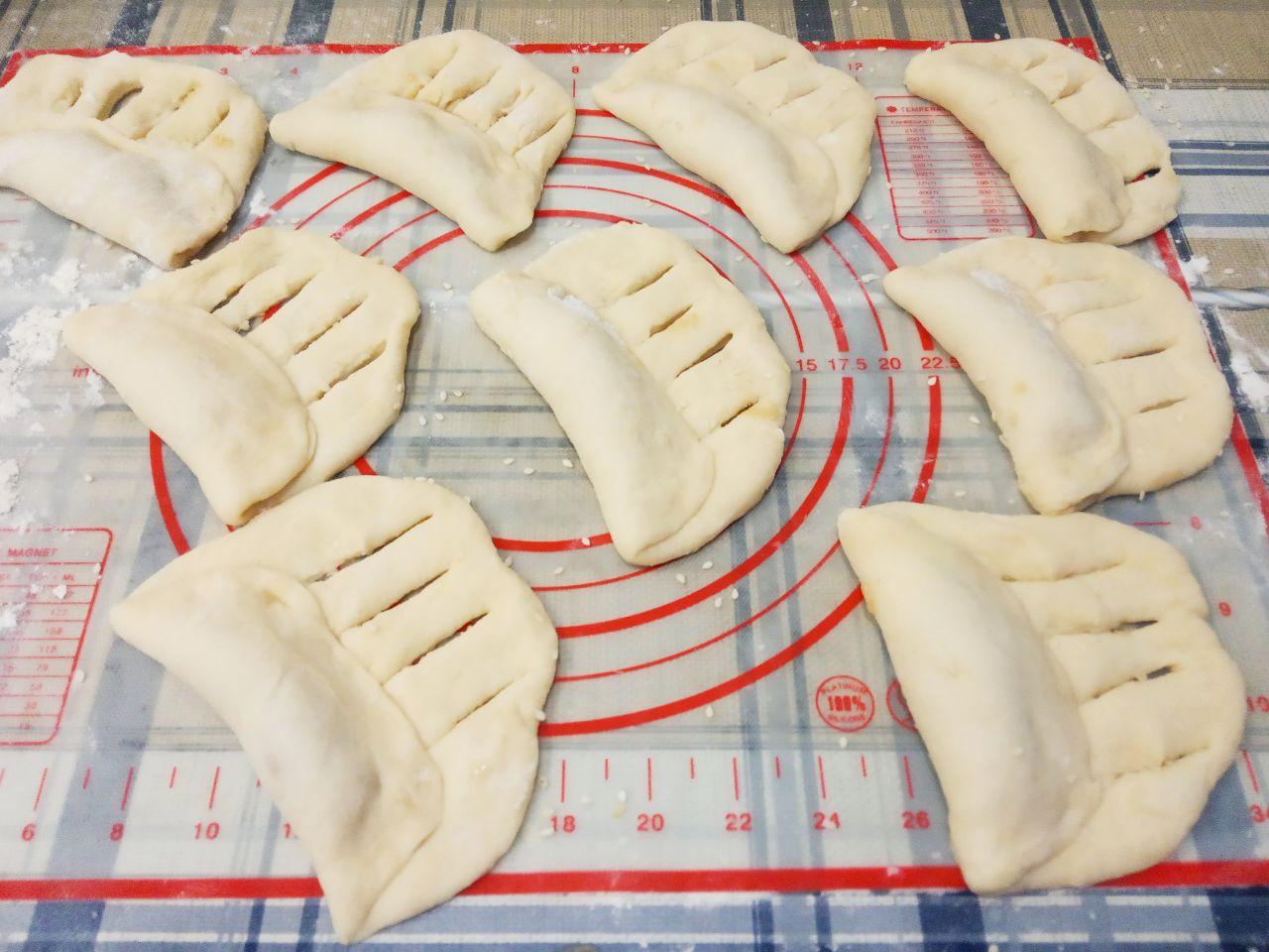 Жареные пончики без яиц с начинкой и с кунжутом: Закрываем начинку тестом, так как на фотографии и придавливаем края.