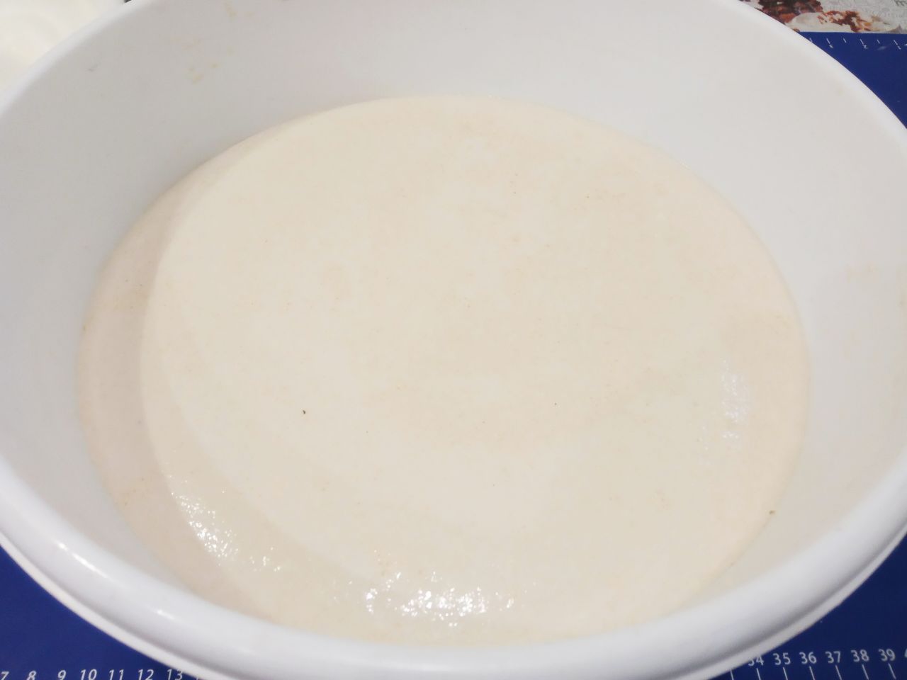 Домашние пасхальные куличи воздушные, мягкие и вкусные: Молоко подогреваем до теплого состояния, измельчаем свежие дрожжи и добавляем в молоко, размешиваем пока не