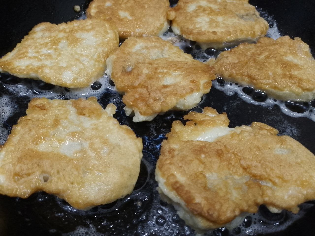 Филе минтая в кляре, простое и вкусное блюдо: Сковороду разогреваем с растительным маслом и укладываем кусочки филе так, чтобы не соприкасались между собой.