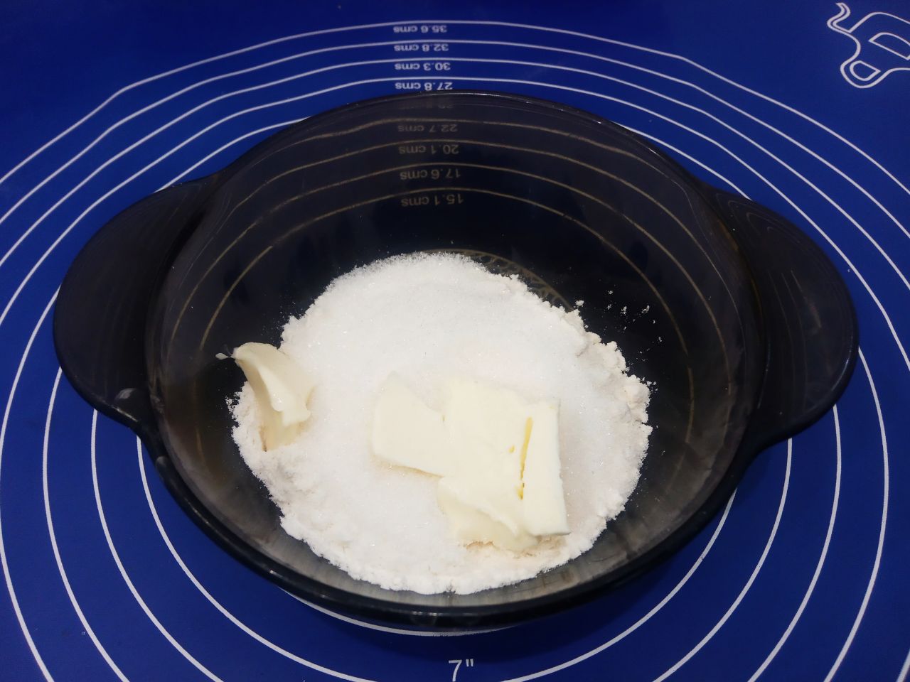Булочки с начинкой из жареных яблок, изюма и корицы: Для мучной крошки смешиваем сахар, муку, сливочное масло, растираем в крошку.