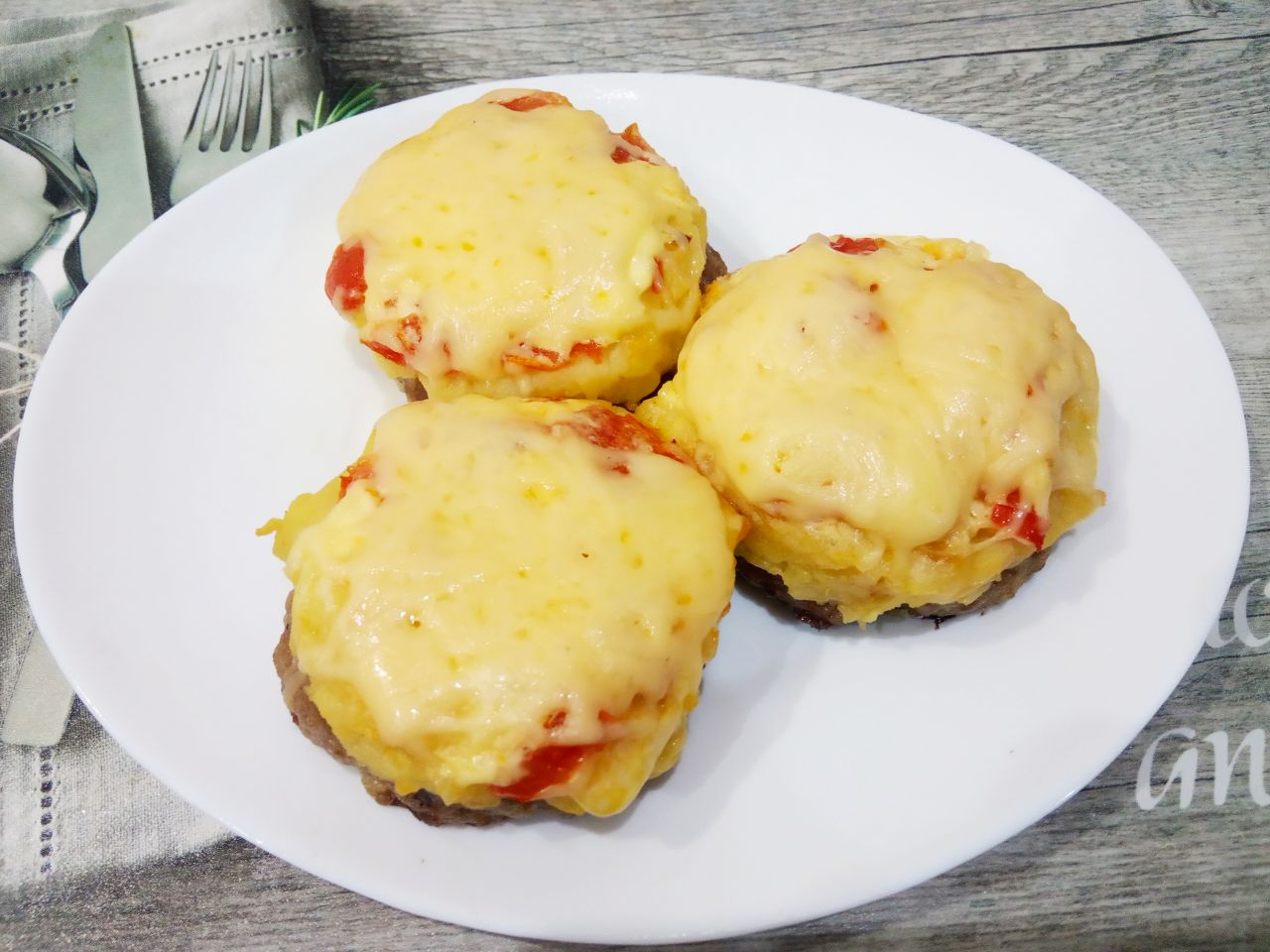 Мясные стожки с сыром и картофельным пюре