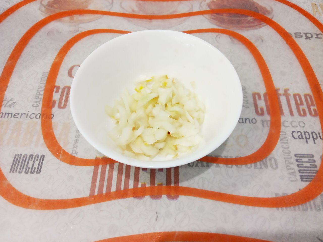 Простой рецепт красного борща, просто и вкусно: Лук очищаем от шелухи, промываем и мелко нарезаем.