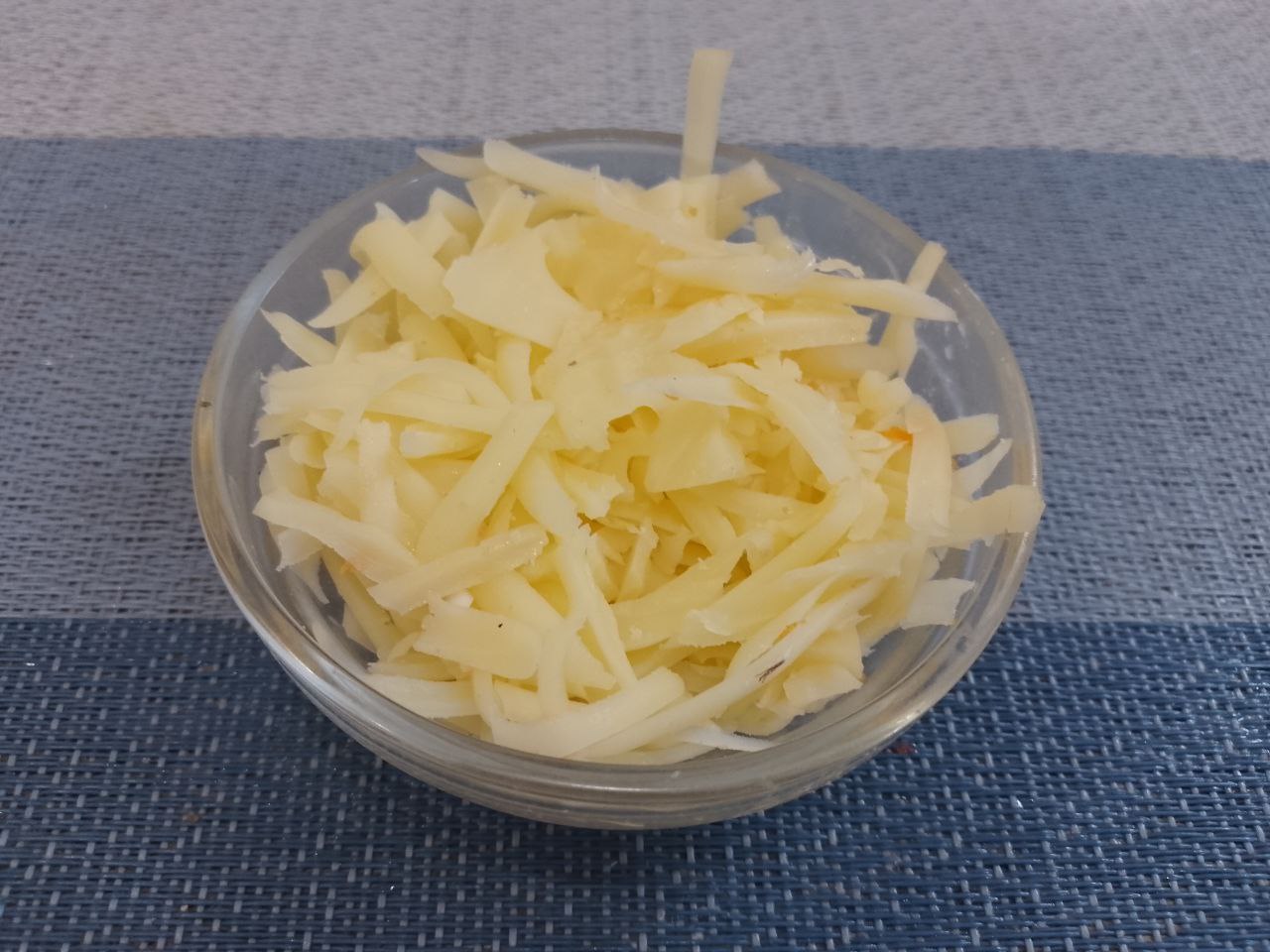 Вкусный завтрак в духовке или на сковороде из яиц, творога и сыра: Тертый сыр натираем на терке и добавляем в смесь.