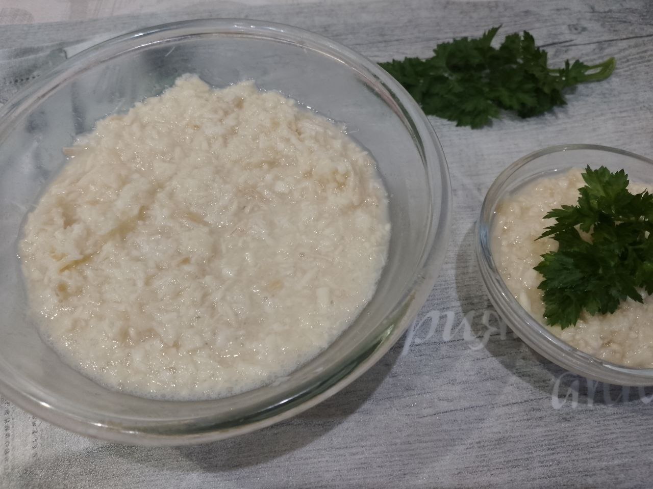 Заправки из хрена с уксусом, свеклой и с майонезом: Выкладываем измельченный хрен в миску, добавляем уксус и перемешиваем. Перекладываем заправку из хрена в