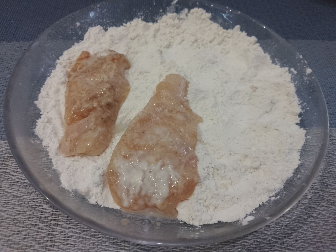 Куриное филе полосками, жареное на сковороде: Окунаем в холодную воду затем опять обваливаем в муке.