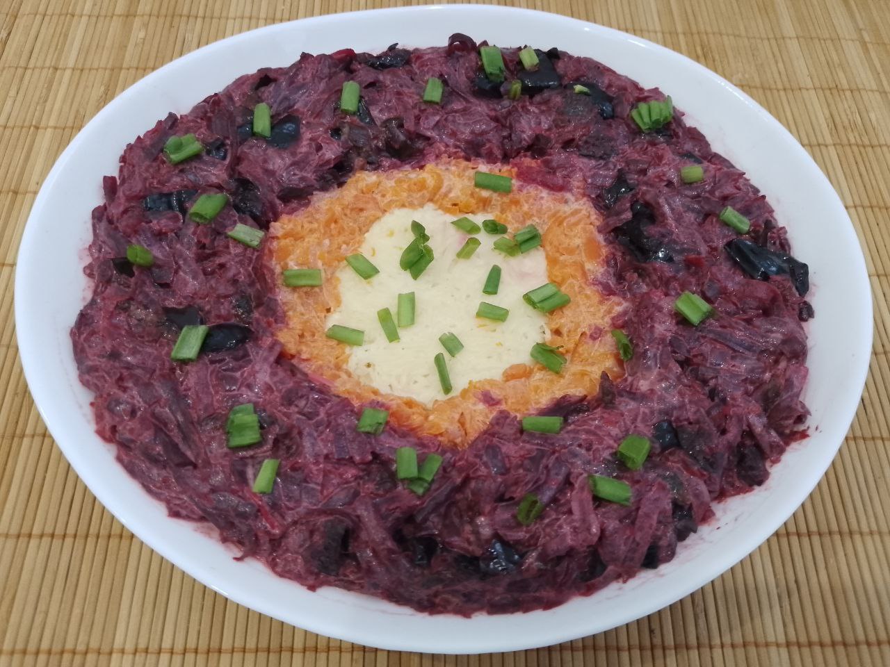 Салат из свёклы, чернослива, моркови и сыра: Ставим салат в холодильник, чтобы пропитался.
