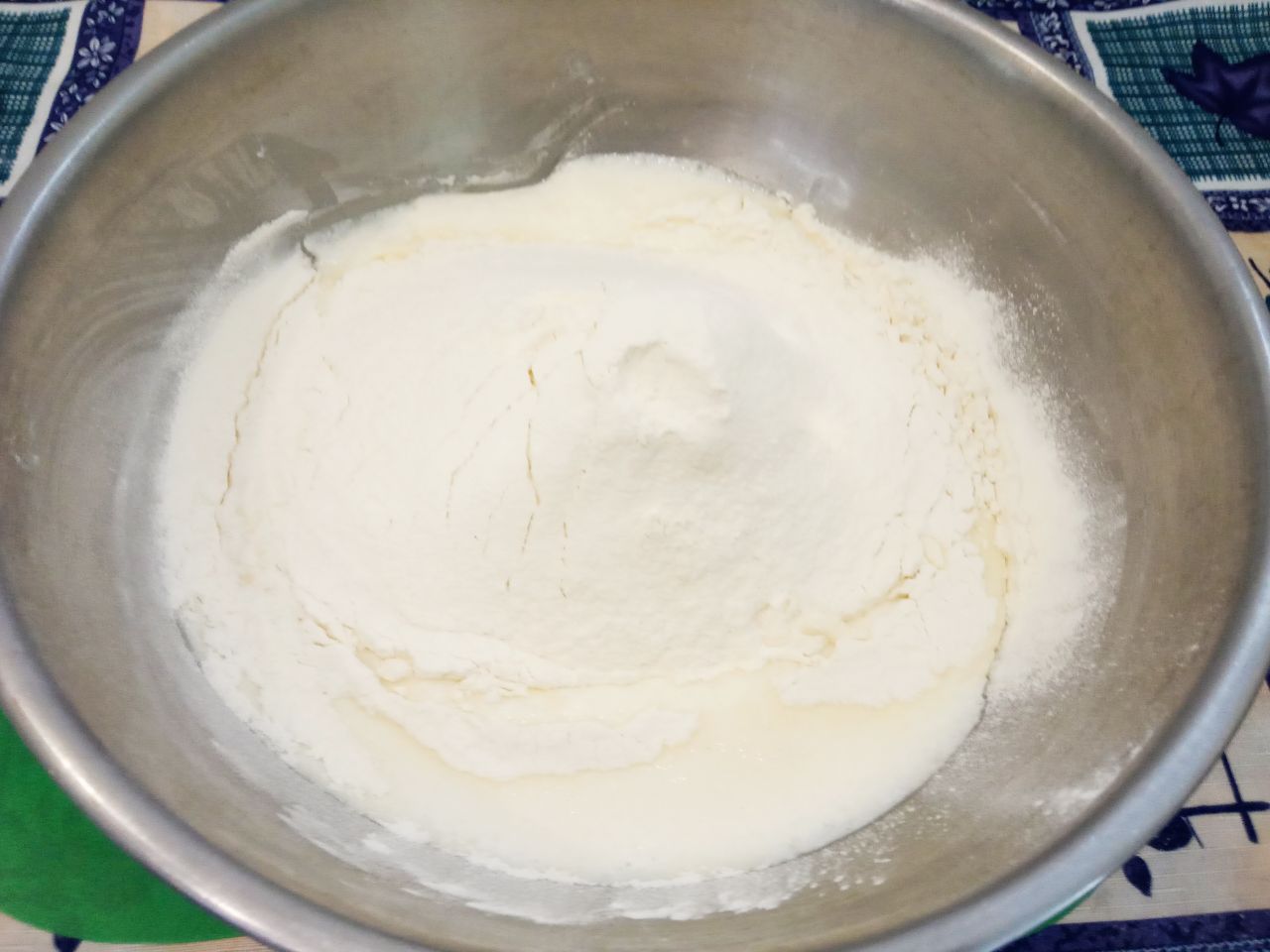 Вареники с клубникой приготовленные на пару: Муку просеиваем через мелкое сито и частями добавляем в смесь.