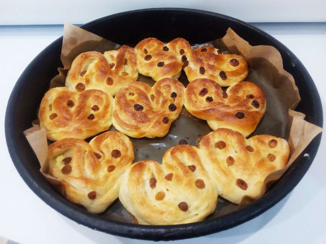 Сахарные булочки к чаю, просто и вкусно: Духовку разогреваем до 180 С и ставим булочки для выпекания. Выпекаем булочки до готовности около 30 минут.