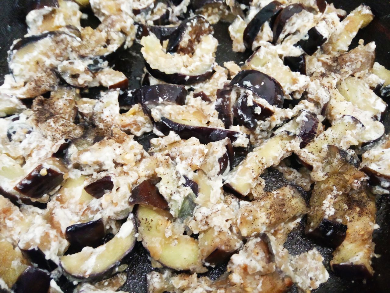 Баклажаны тушеные в сметане, просто и вкусно: К обжаренным баклажанам добавляем сметану, соль и перец по вкусу, перемешиваем.