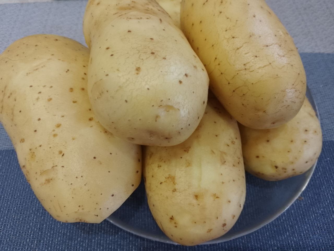 Картошка крошка нежная ароматная и сытная: Картофель тщательно промываем водой и просушиваем.