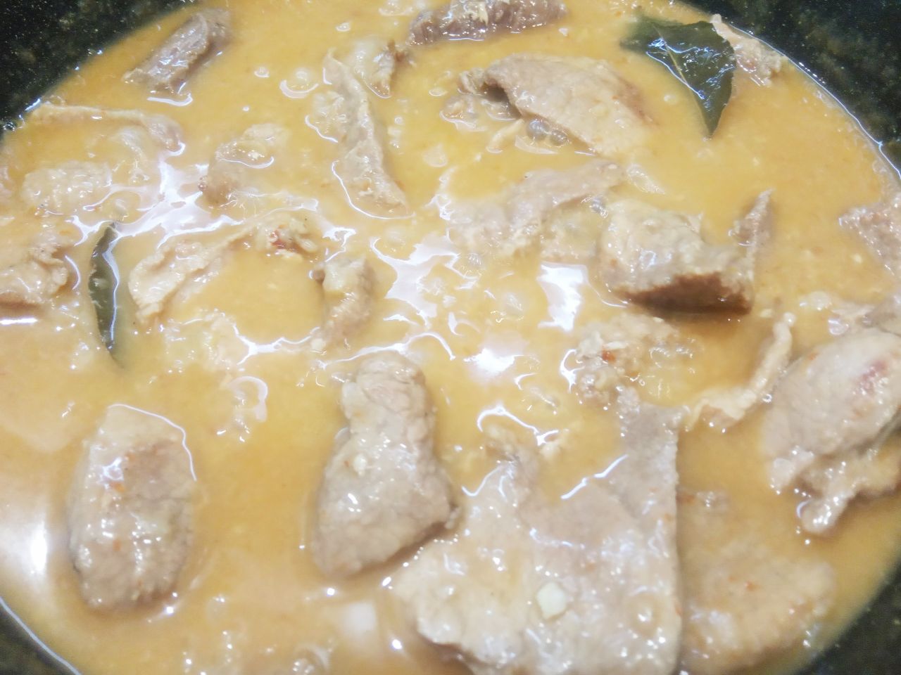 Мясо тушеное с луком и специями: Затем доводим мясо с соусом до кипения, огонь убавляем и на слабом огне тушим до готовности, около часа. При