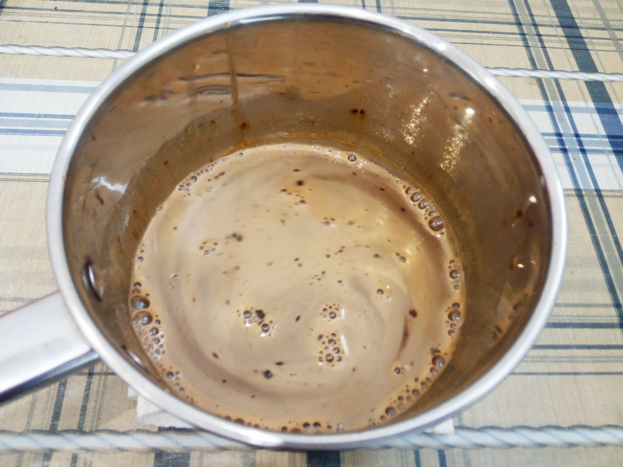 Кофейное печенье с изюмом на растительном масле, мягкое и воздушное: Добавляем кофе и размешиваем.