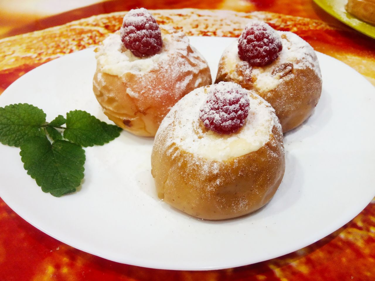 Вкусный десерт из яблок с творогом и изюмом, запеченных в духовке