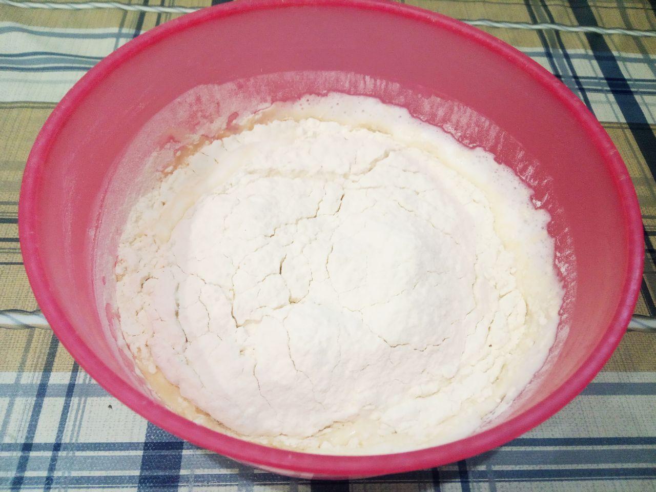Панкейки с ягодами, вкусно и просто: Муку смешиваем с содой и перемешиваем. Просеиваем муку через сито, добавляем в смесь и размешиваем. Соду