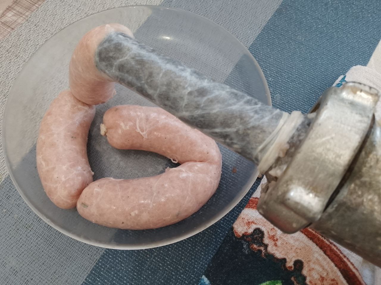 Домашние колбаски из свиного и куриного мяса в натуральной оболочке, запеченные в духовке: К мясорубке прикрепляем трубку для наполнения фаршем натуральной оболочки.Оболочку наполняем частями коло 10