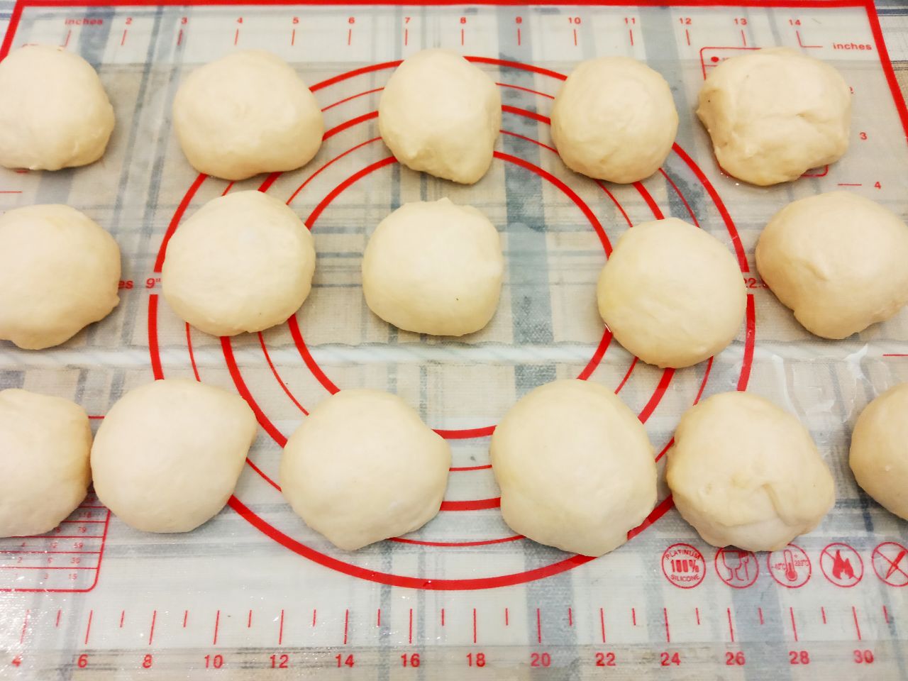 Простой рецепт жареных пирожков с начинкой из куриного филе и лука: Поднявшееся тесто, перемешиваем и выкладываем на рабочую поверхность смазанную растительным маслом или