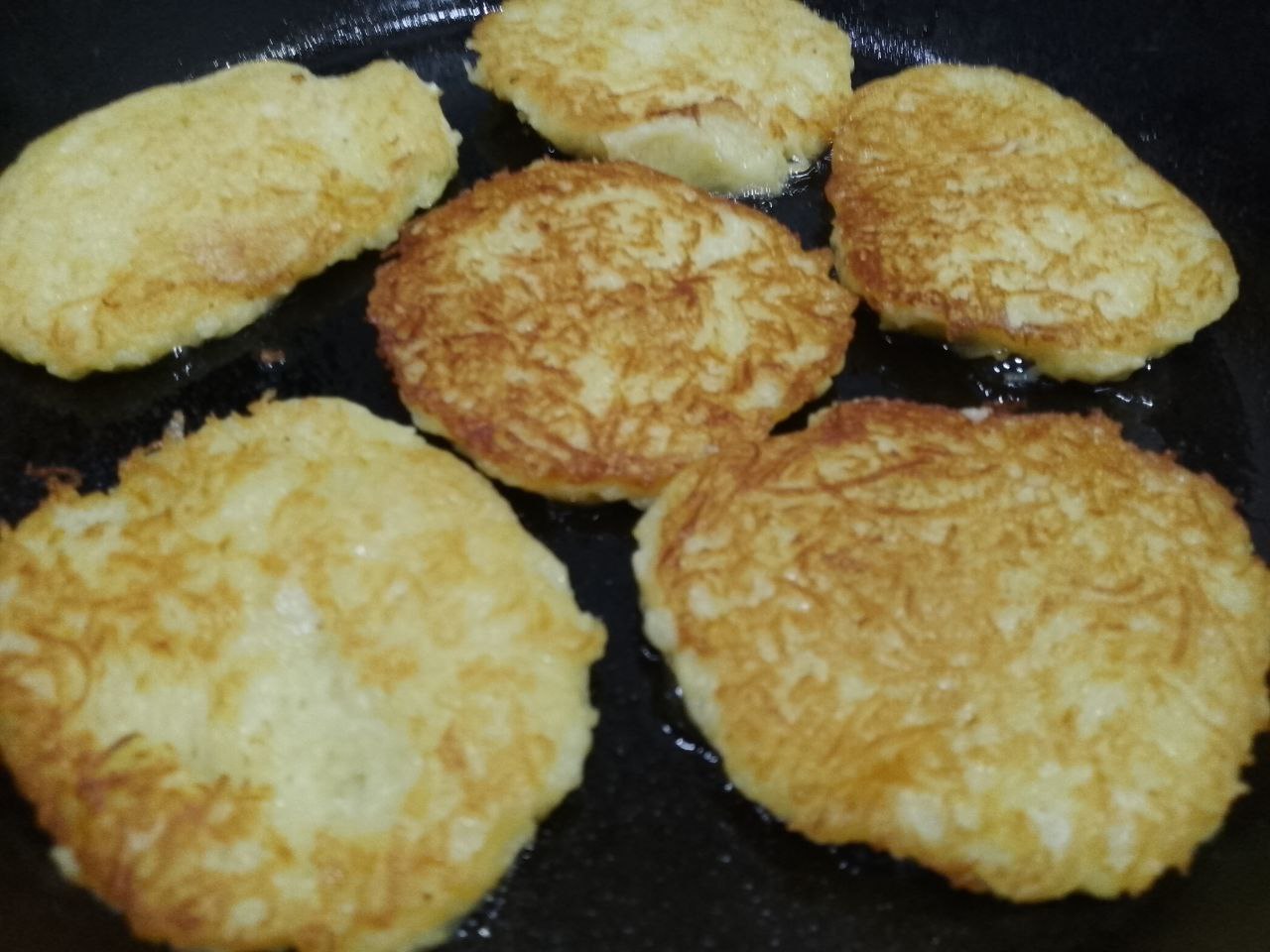 Драники с сыром, яйцом и сметаной: Когда одна сторона драников поджарится, переворачиваем и на обжаренную сторону выкладываем начинку.