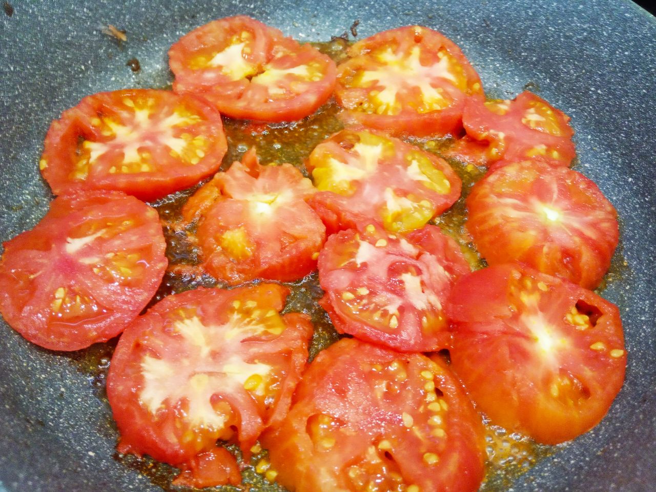 Мясо с соусом из овощей, к макаронным изделиям: Обжариваем на растительном масле помидоры, лук и чеснок, с двух сторон.