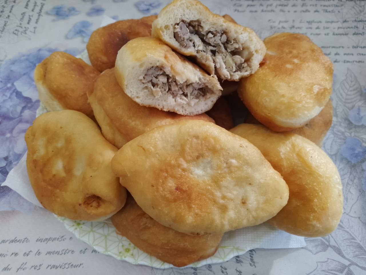 Жареные пирожки из дрожжевого теста, с мясом