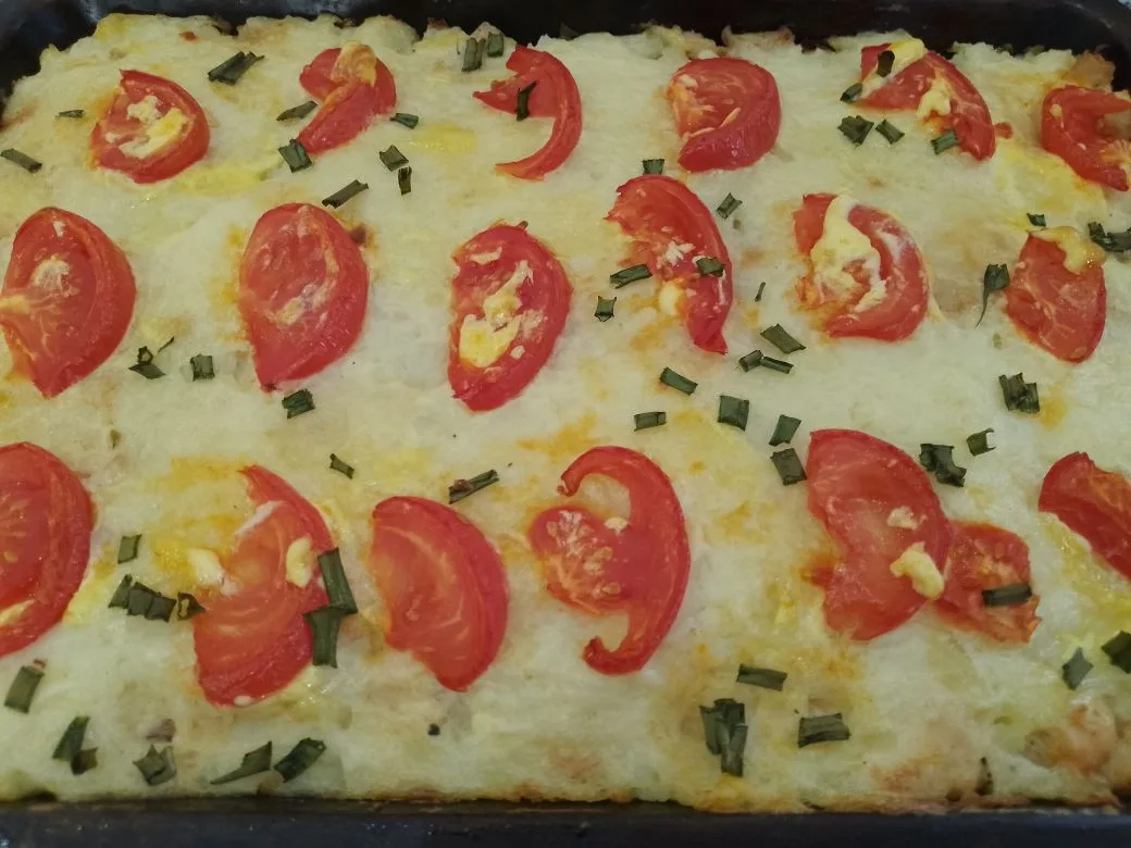 Картофельная запеканка с сыром, помидорами и куриным мясом: Разогреваем духовку до 180 С и ставим запеканку на 30 минут.