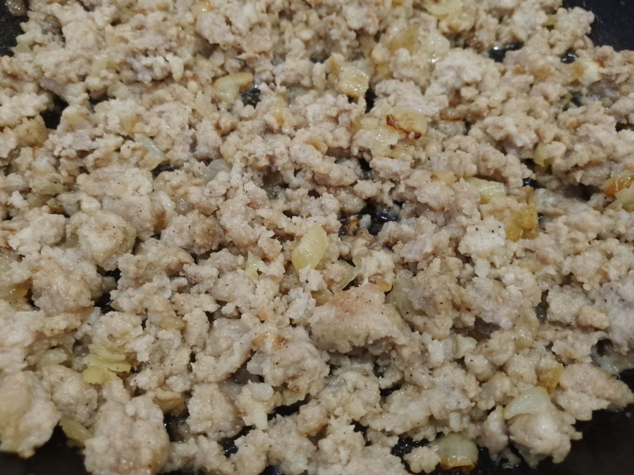 Пшеничная каша с мясом, просто и вкусно: Выкладываем фарш, перемешиваем с луком и обжариваем на медленном огне до испарения жидкости. В конце