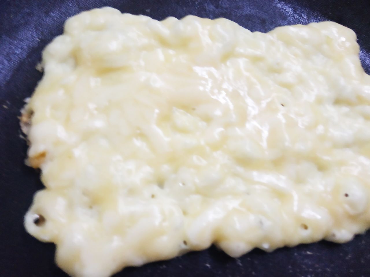 Аппетитные сырные блинчики с мясной начинкой: Сковороду смазываем жиром или не смазываем, я не смазывала. Столовую ложку сырного теста кладем на сковороду