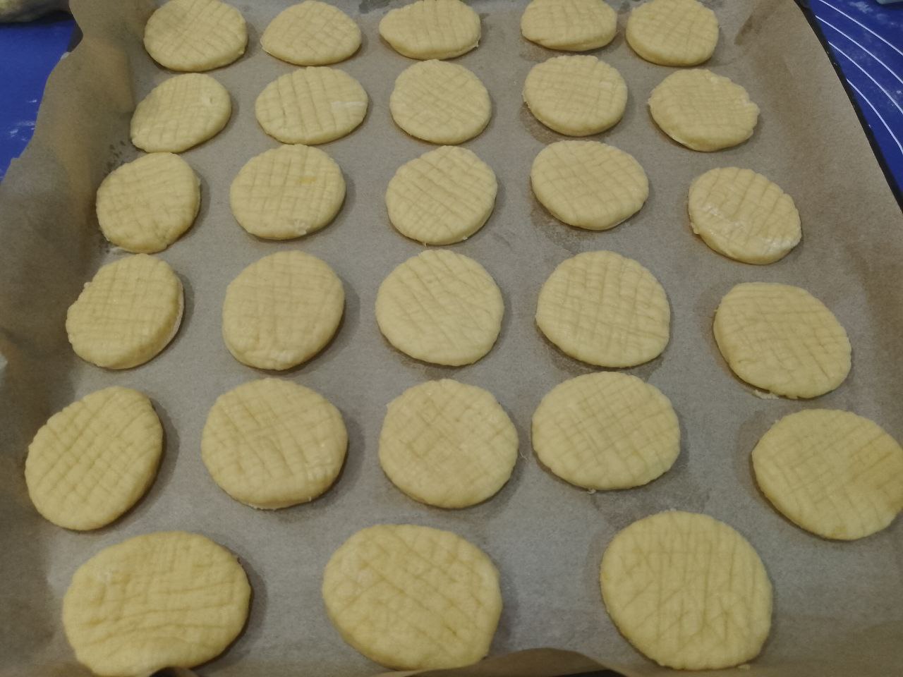 Домашнее мандариновое печенье, просто и вкусно: Противень застилаем пергаментом и укладываем печенье.
