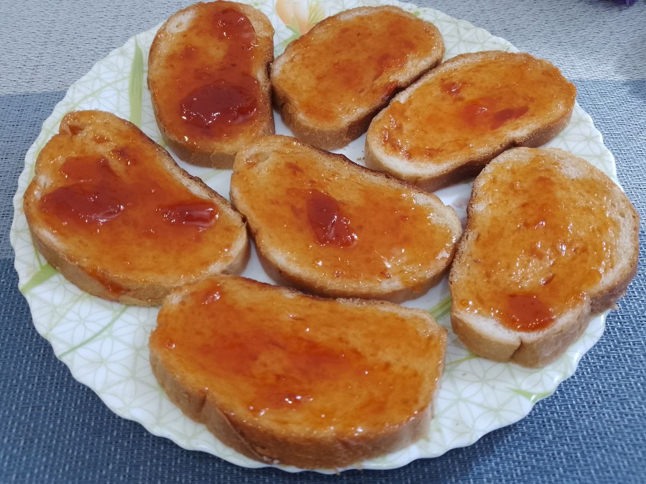 Десерт к чаю из батона, джема, сливочного масла и кунжута: Ломтики батона смазываем джемом  или вареньем, у меня абрикосовое варенье.