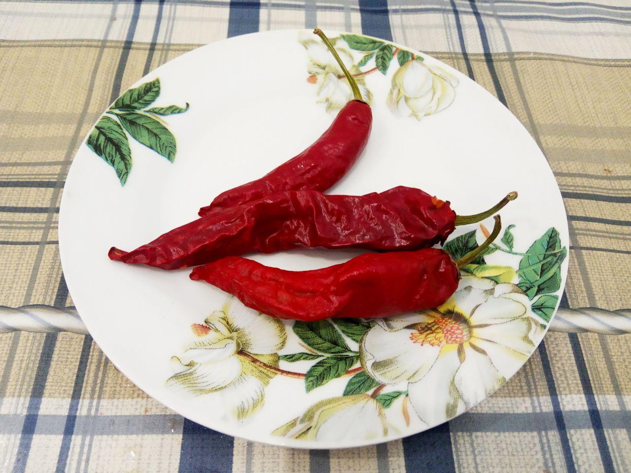 Салат из красной свёклы: Горький перец пропускаем через мясорубку.