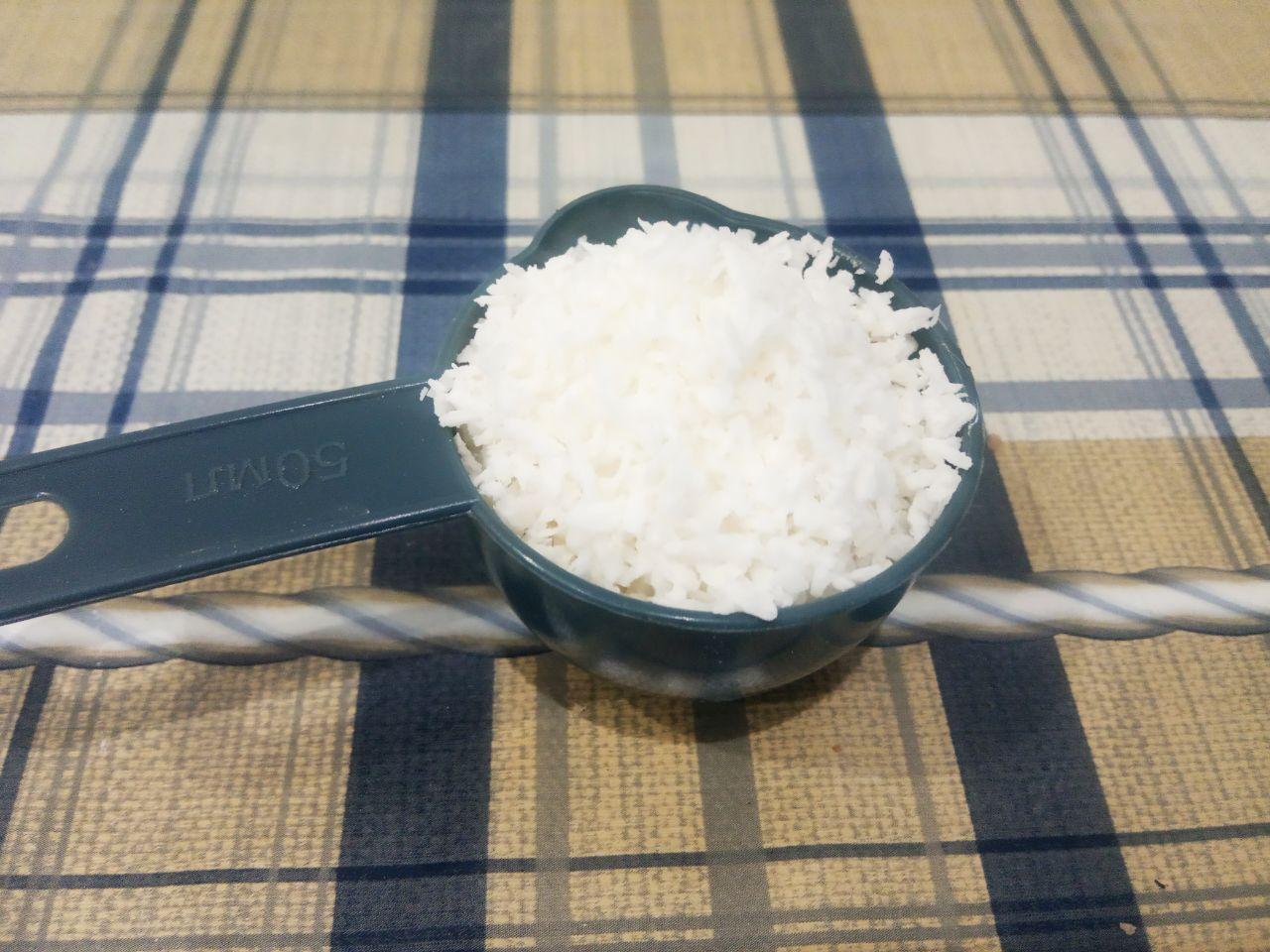 Печенье без яиц, с кунжутом и кокосовой стружкой: Кладем кокосовую стружку и перемешиваем.