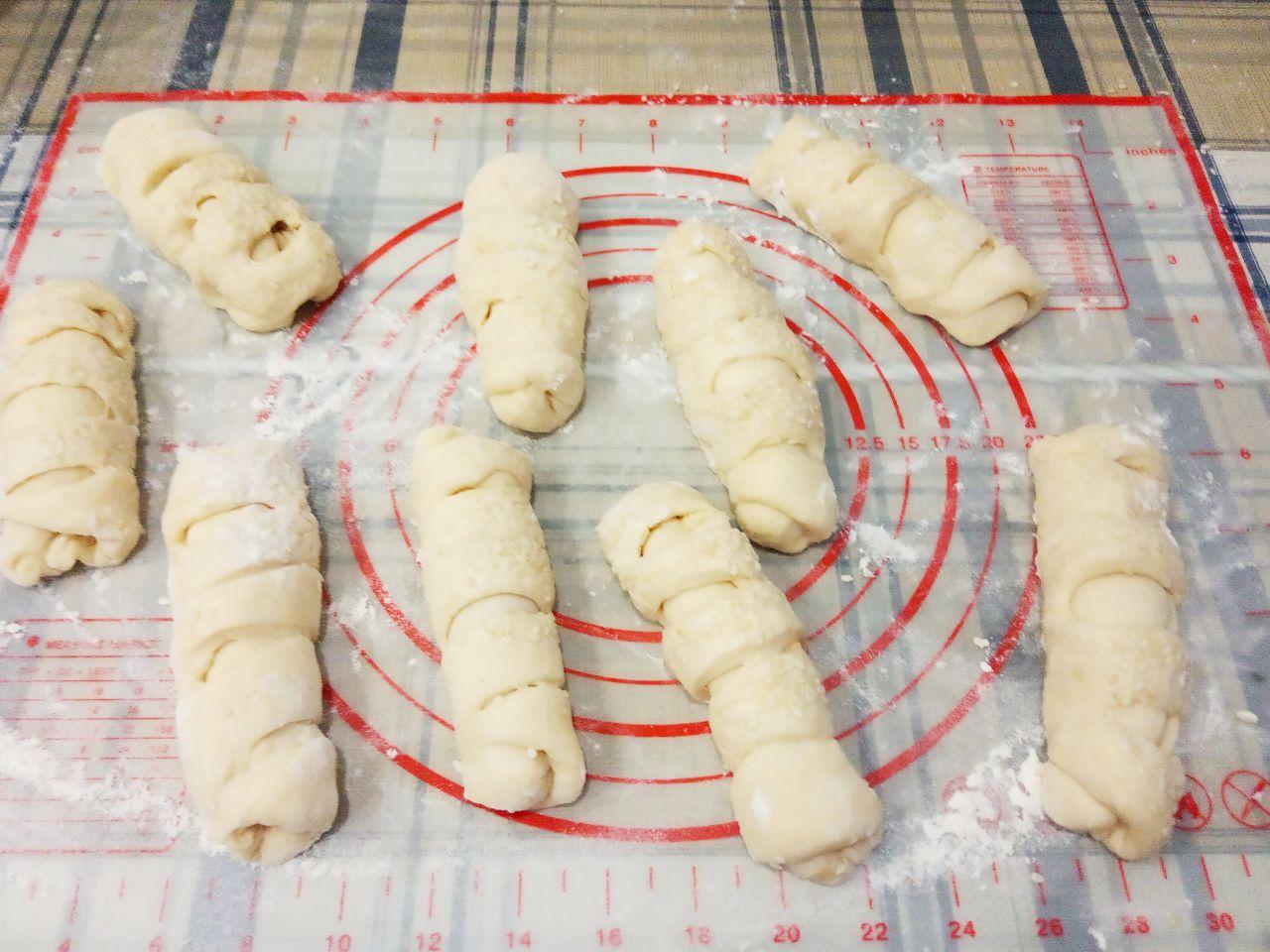 Жареные пончики без яиц с начинкой и с кунжутом: Сворачиваем пончики, края придавливаем. Пончики оставляем на полчаса, для расстойки теста.