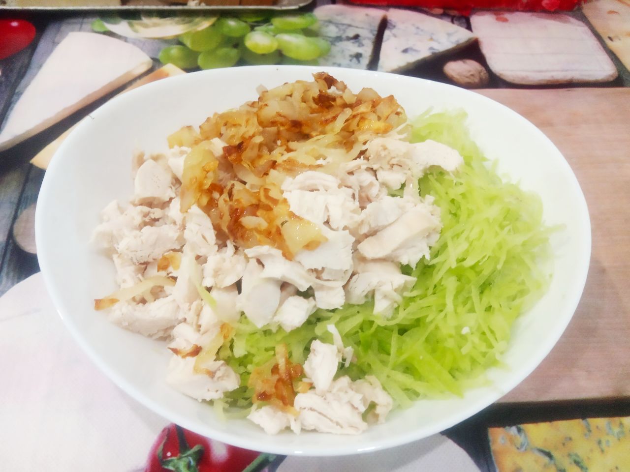 Салат из редьки, куриного филе и яиц, вкусный и сытный: Соединяем все ингредиенты, солим по вкусу и перемешиваем.