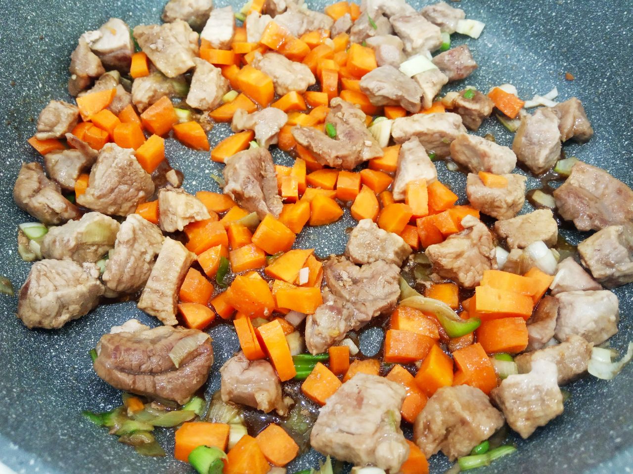 Чесночные стрелки с мясом и овощами тушеные в соевом соусе, вкусные и аппетитные: Когда мясо немного обжарилось, кладем морковь и лук, обжариваем.