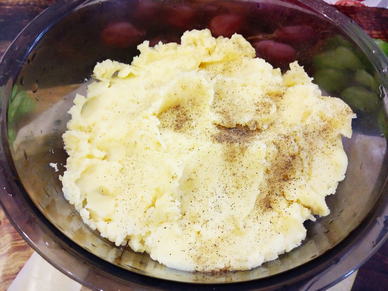 Картофельные зразы с начинкой из шампиньонов и лука: Картофель в кожуре моем и отвариваем в подсоленной воде, до готовности. В неочищенном картофеле сохраняется