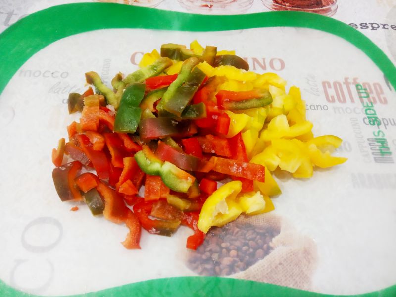 Тушеные замороженные овощи, полезно и вкусно: Перец болгарский нарезаем полосками.