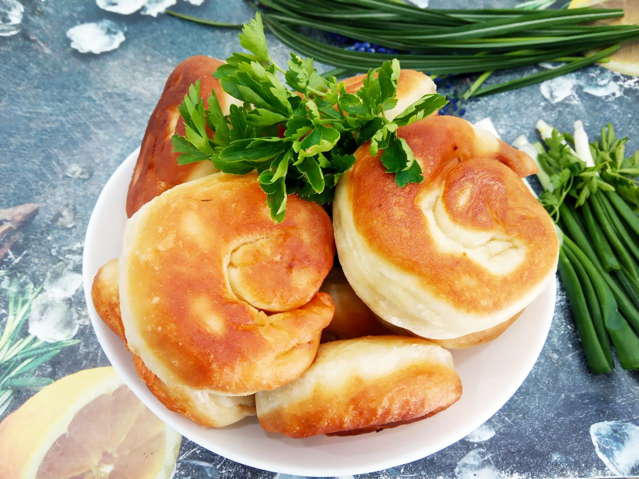 Простой рецепт жареных пирожков с начинкой из куриного филе и лука