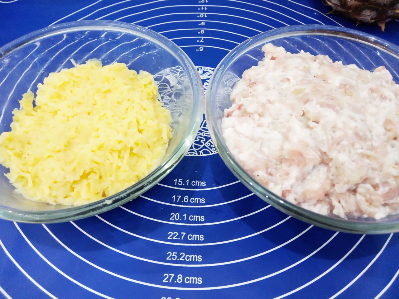 Лепешки с мясной начинкой, в духовке: Соединяем фарш, картофель, соль и перец по вкусу, хорошо размешиваем. Начинку разделяем на три части.