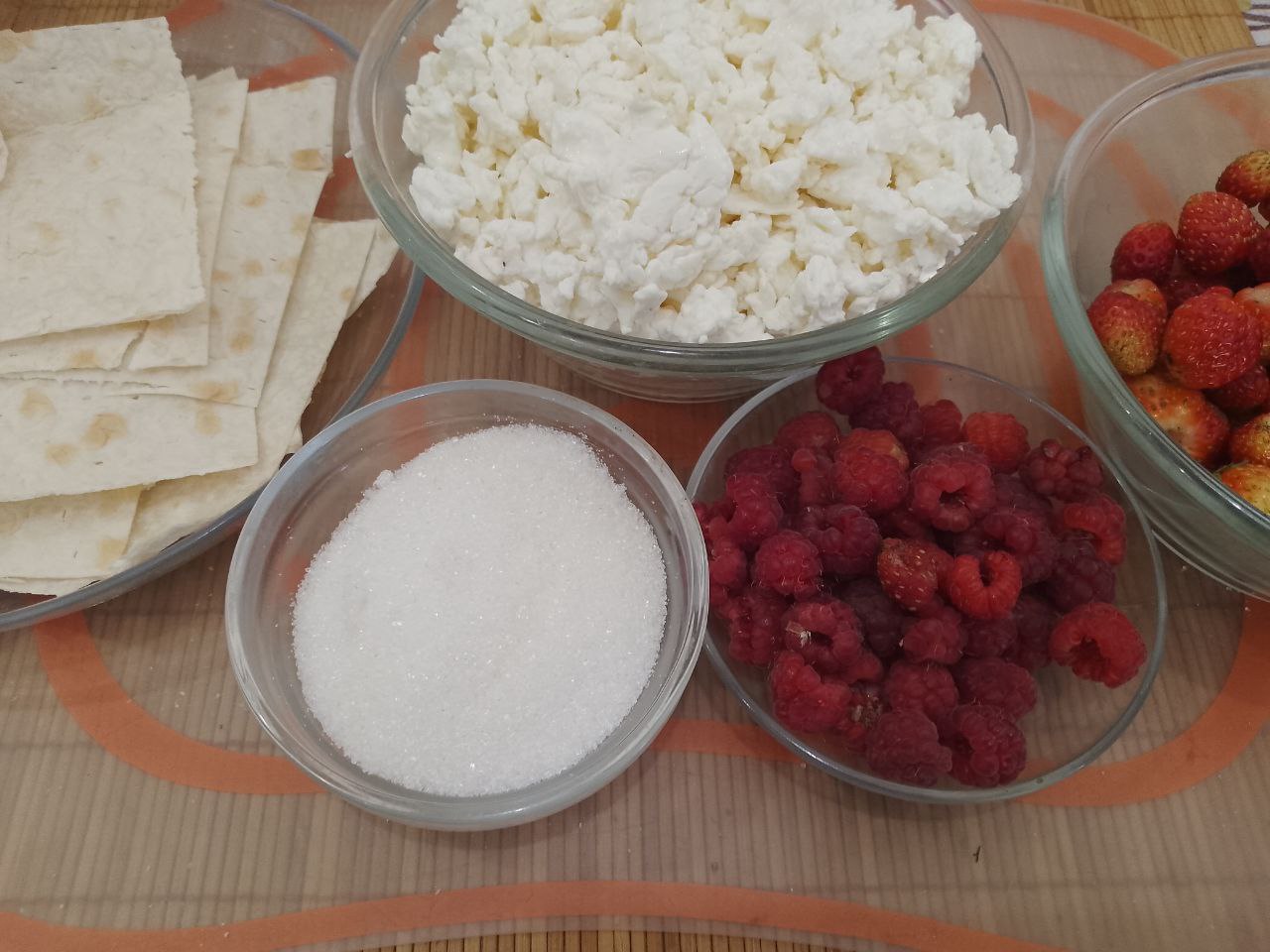 Лаваш с творожной начинкой и ягодами, на сковороде