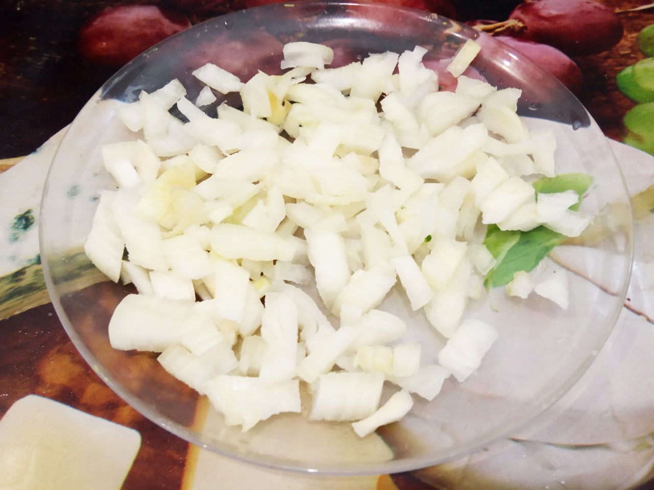 Тушеные овощи с рисом, брокколи и зелёным горошком, вкусно и полезно: Лук очищаем от шелухи, промываем и нарезаем кубиками.