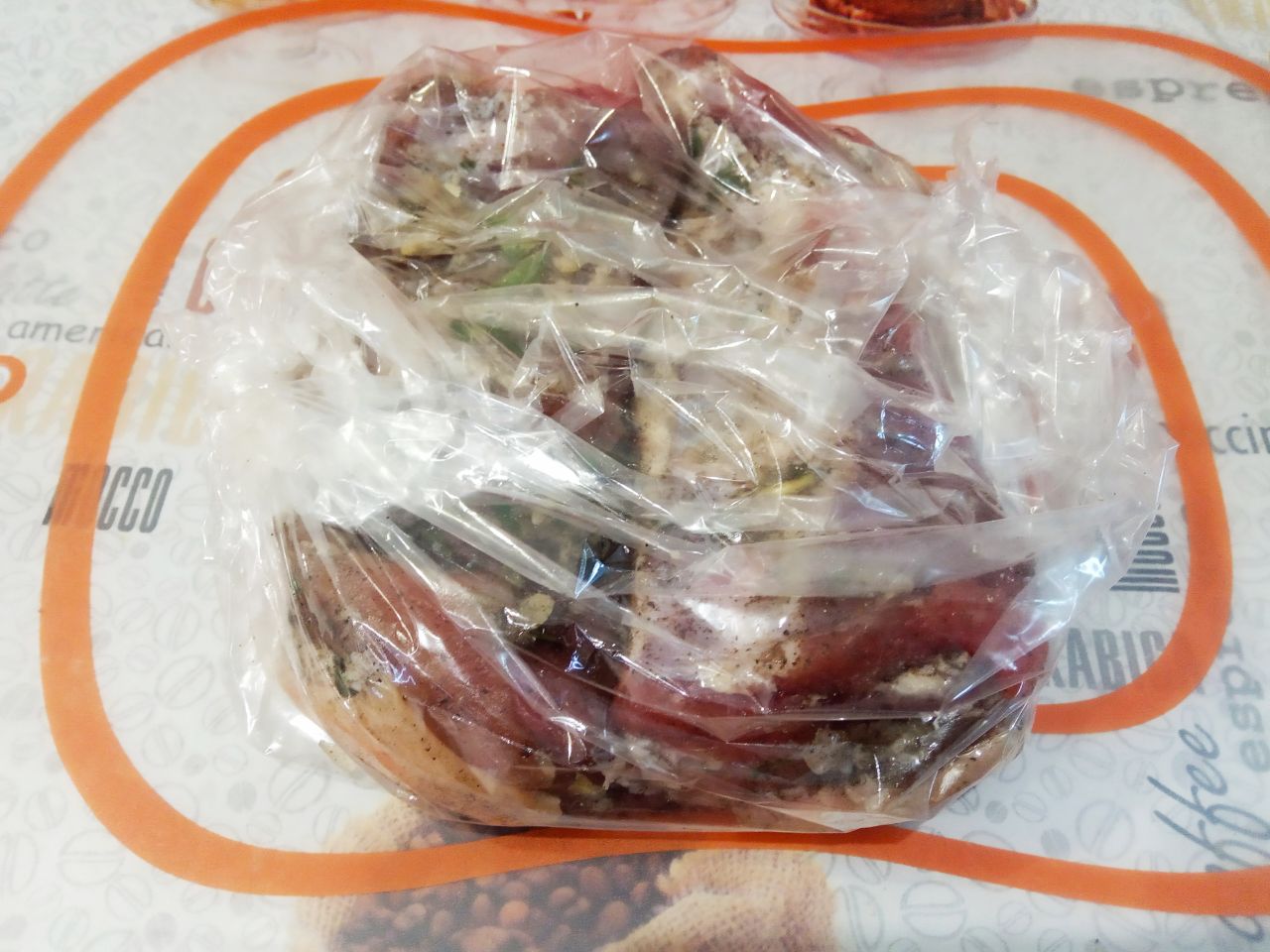 Свиная грудинка запеченная в рукаве, вкусная и аппетитная: Достаем грудинку с холодильника, помещаем в рукав, плотно завязываем, укладываем на противень.