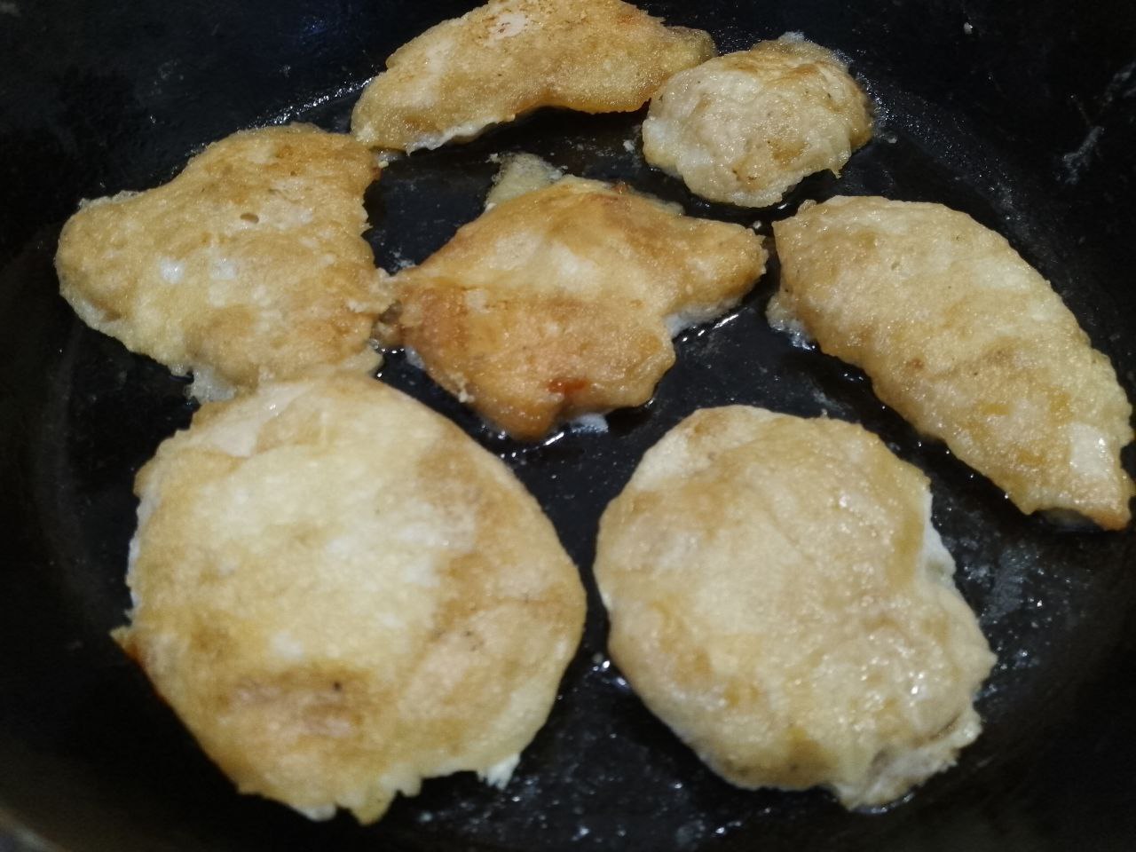 Куриное филе в кляре и взбитом белке, на сковороде, нежное и вкусное: Обжариваем филе на небольшом огне до золотистой корочки, затем переворачиваем на другую сторону, накрываем