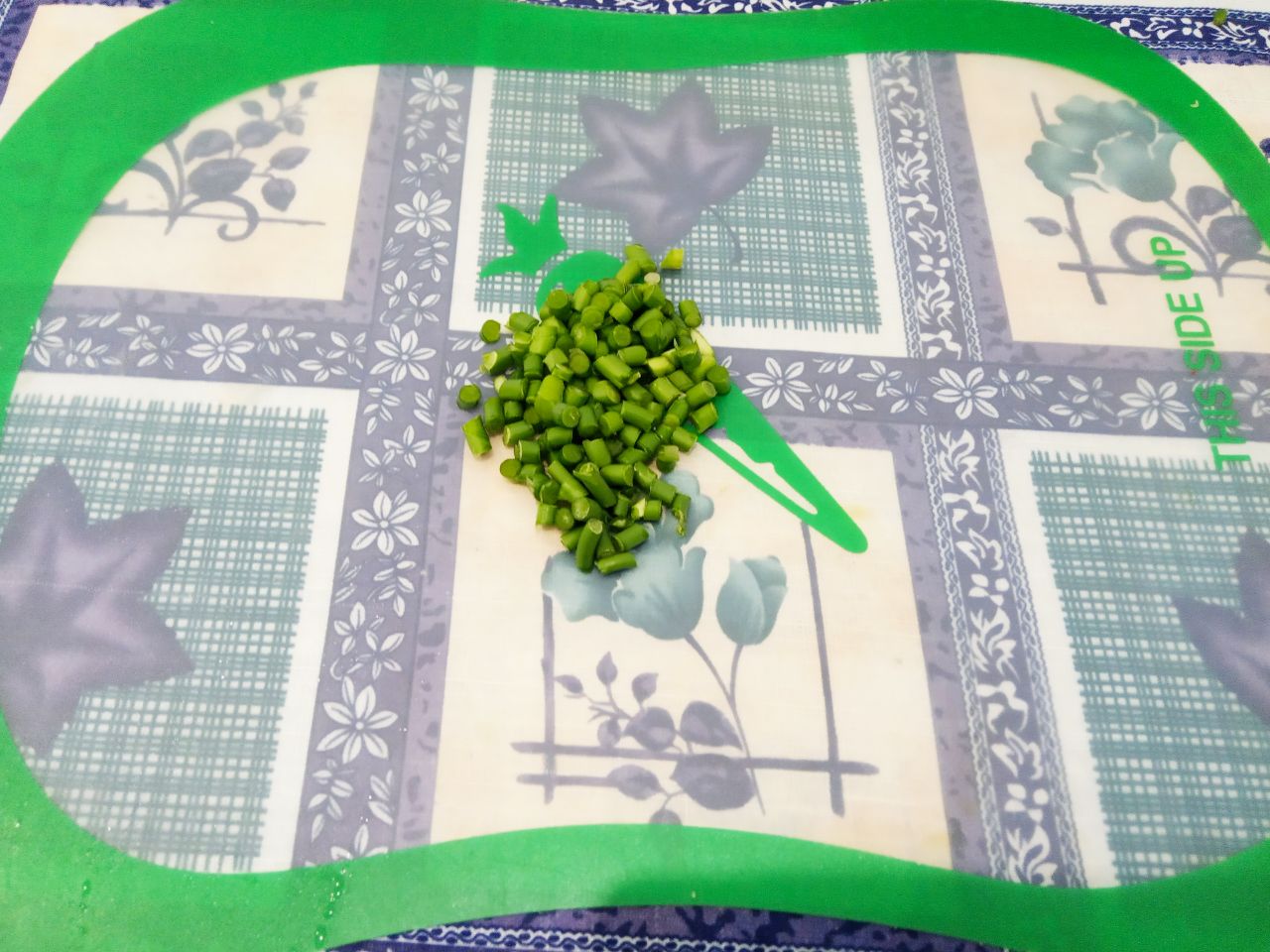 Чечевица тушеная с овощами, полезно и вкусно: Стрелки чеснока несколько штук, промываем водой и мелко измельчаем. Стрелки чеснока не всегда есть на кухне,