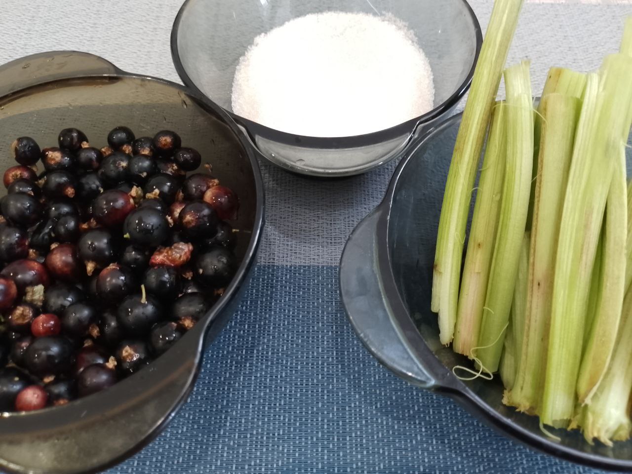 Морс из ревеня и черной смородины