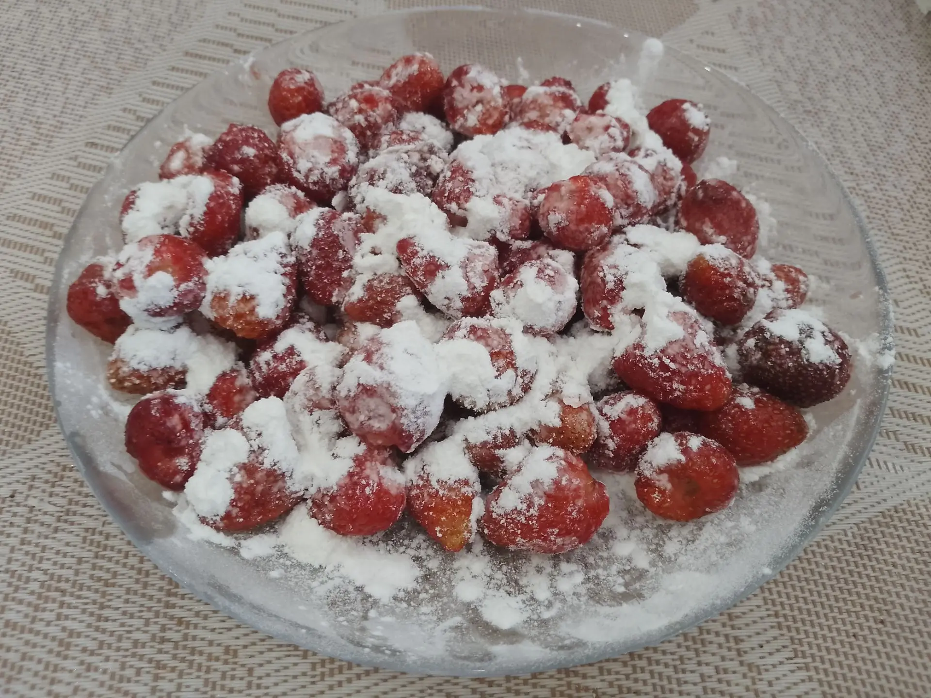 Песочный пирог с начинкой из ягод клубники и взбитых белков: Ягоды клубники промываем водой, удаляем хвостики, если крупные разрезаем на две части и обваливаем в крахиале.