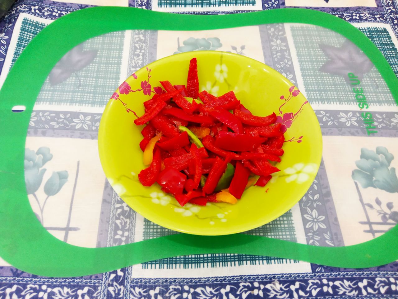 Чесночные стрелки тушеные с овощами, просто и вкусно: Перец очищаем от плодоножек и семян, разрезаем на полоски.