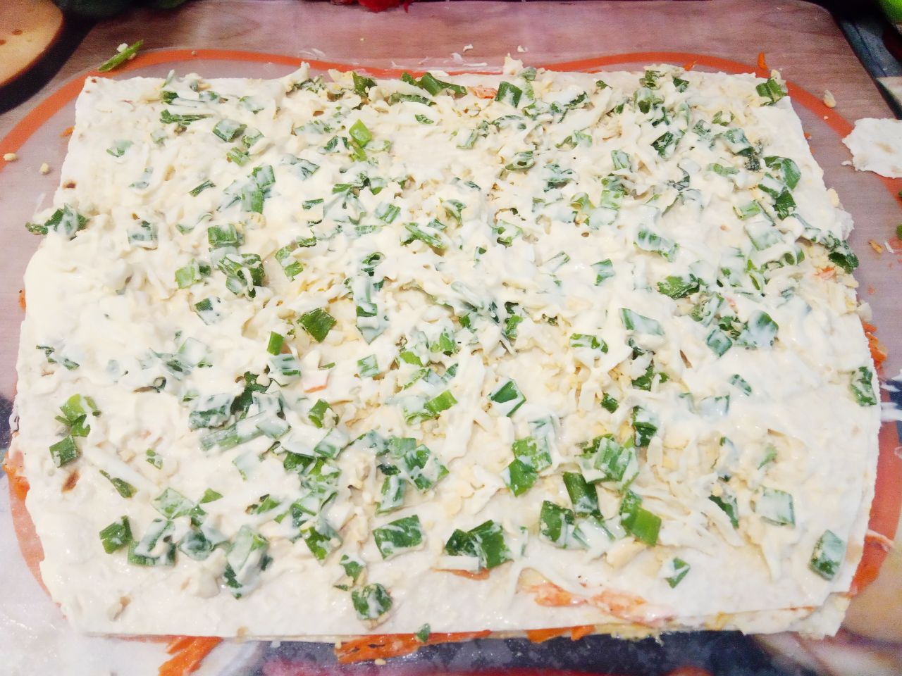 Лаваш с начинкой из сыра, овощей и мяса, просто и вкусно: Следующий слой, лаваш смазываем майонезом, кладем яйца с луком и поверх смазываем майонезом.