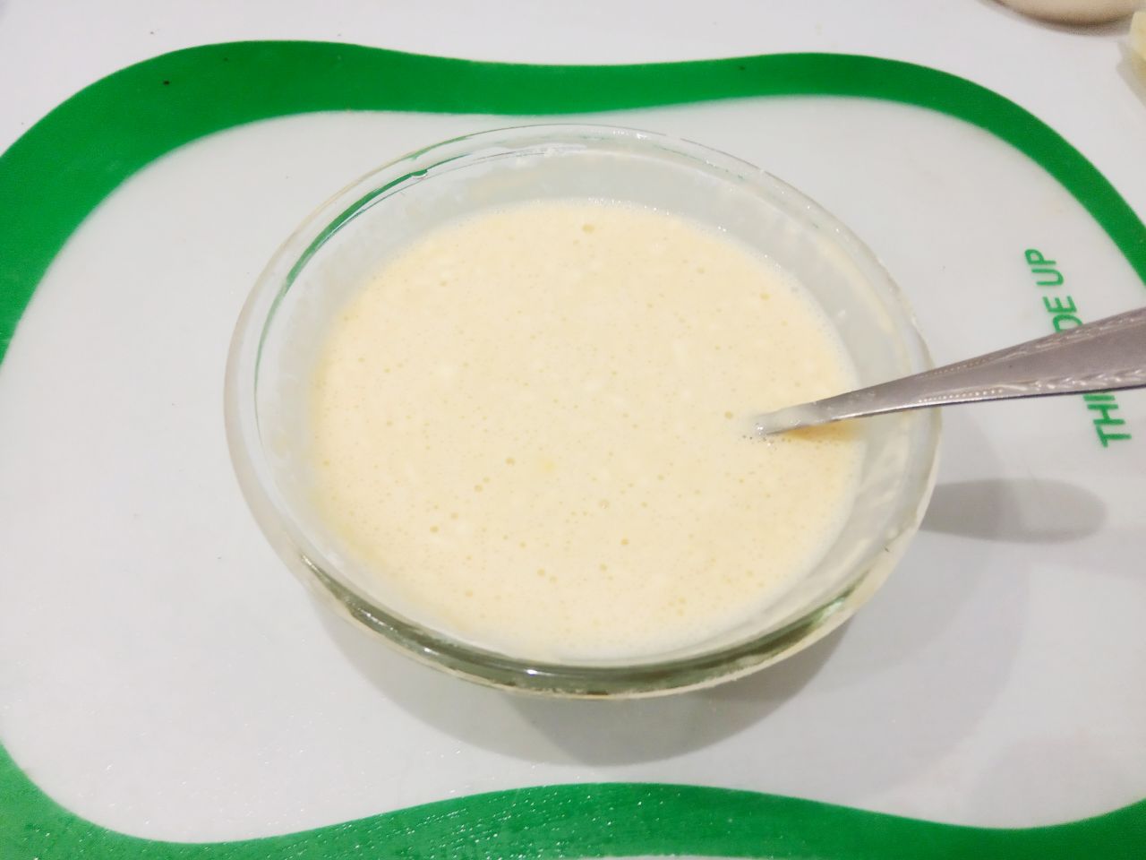 Цветная капуста в кляре, просто и вкусно: Добавляем муку, соль и перец по вкусу, размешиваем. Кляр должен быть консистенцией, как сметана.