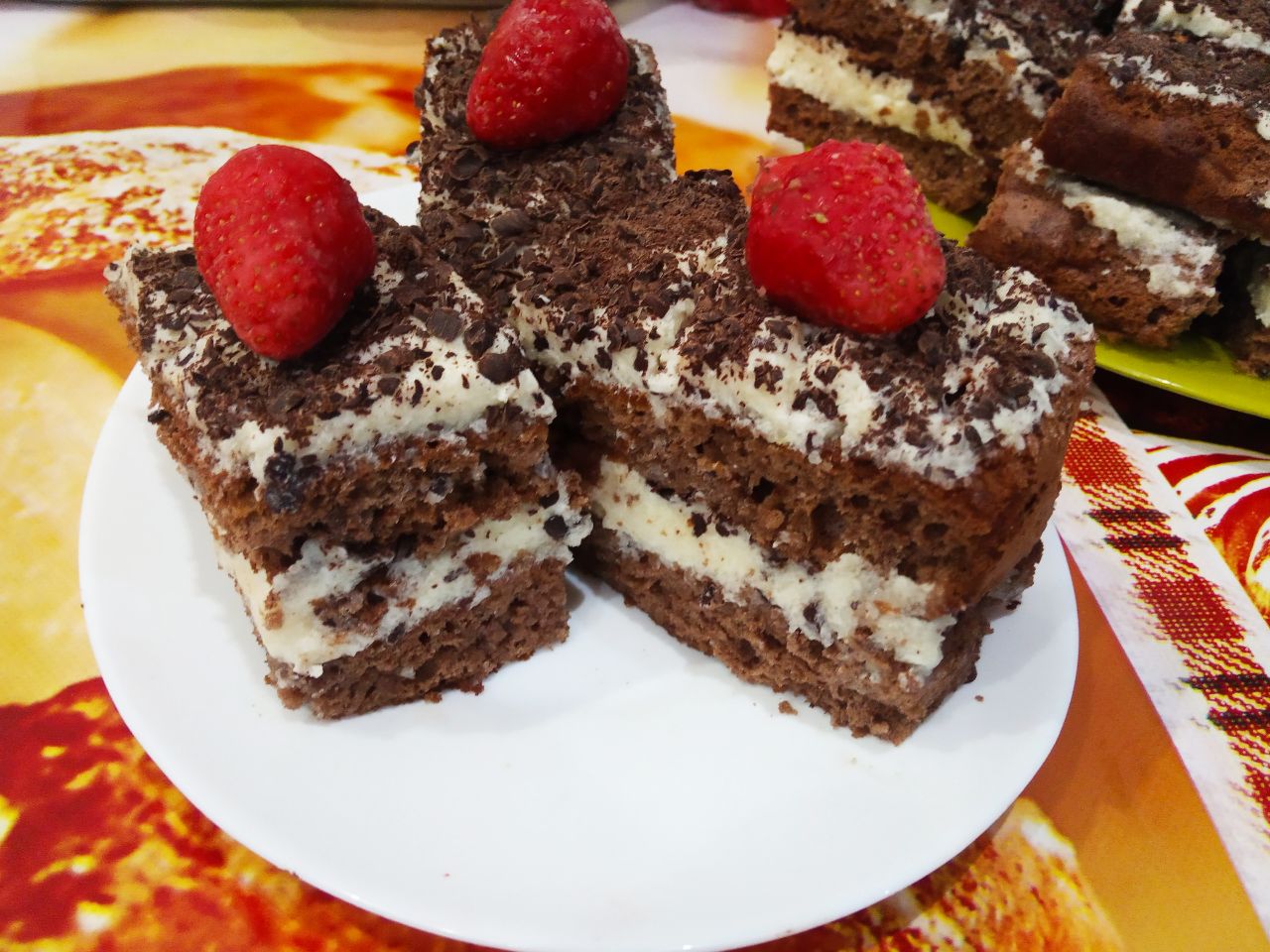 Шоколадные пирожные с кремом из манной крупы и сливочного масла